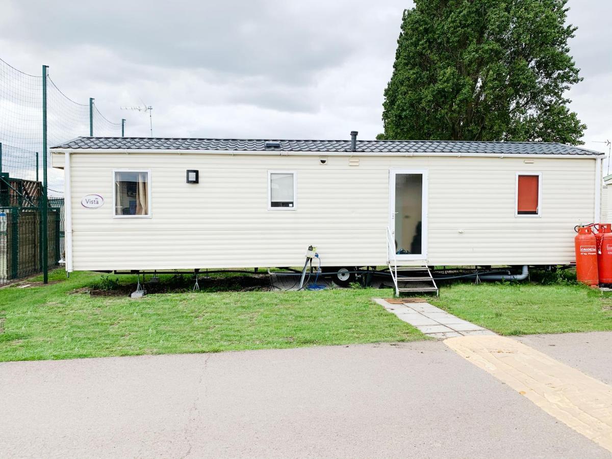 Beautiful 3-bedroom Caravan At Mersea Island Holiday home