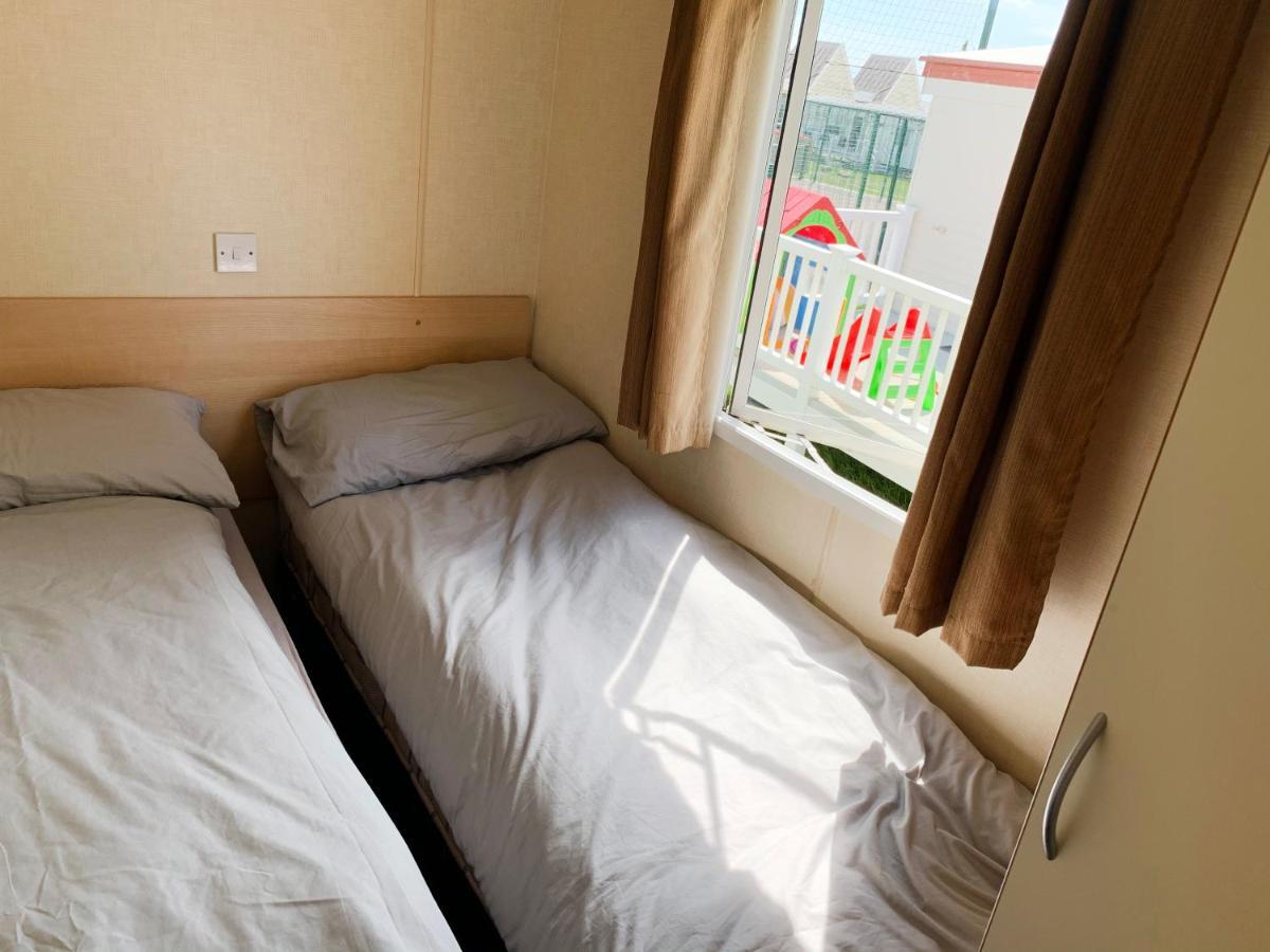 Beautiful 3-bedroom Caravan At Mersea Island Holiday home *