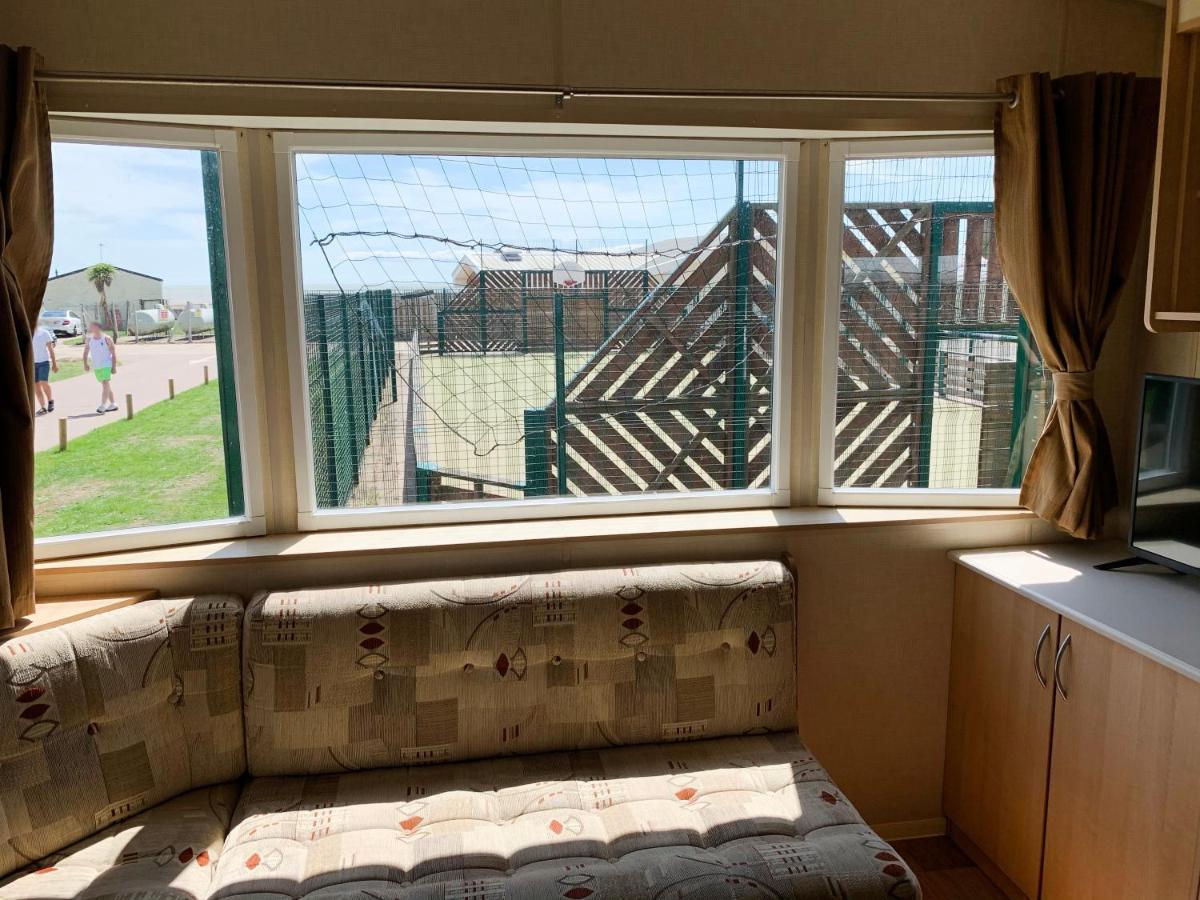 Beautiful 3-bedroom Caravan At Mersea Island Holiday home East Mersea